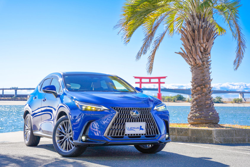 レクサス・NX350hと弁天島の鳥居