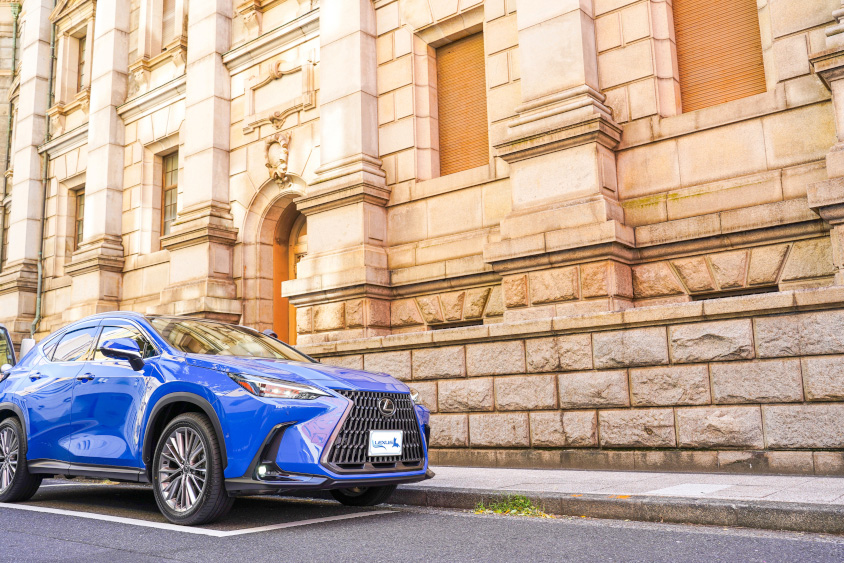 レクサス・NX350hと洋風の建物