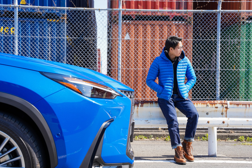 レクサス・NX350hとガードレールに座るオーナーさん