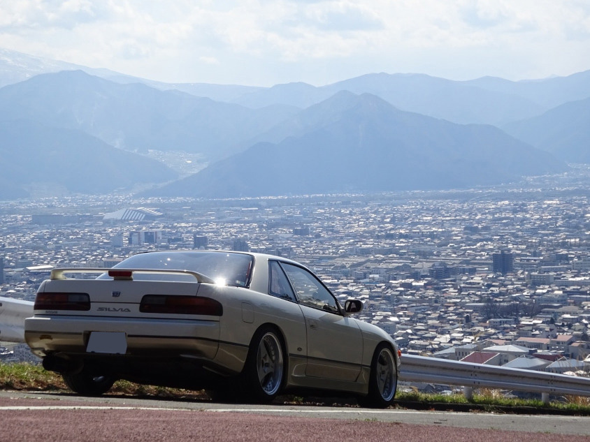 日産・シルビア（S13）と遠くに見える山々