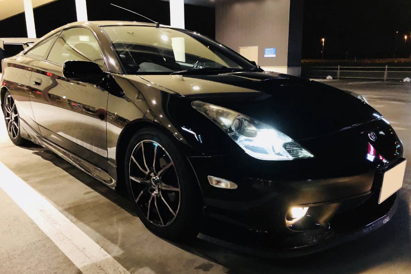 夜に撮影したトヨタ・セリカ（ZZT230）