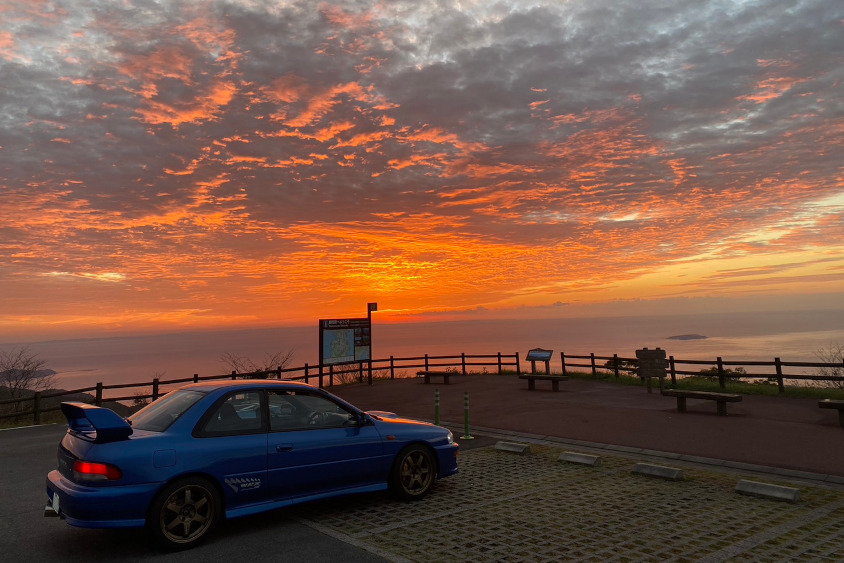 スバル・インプレッサWRXと夕焼け