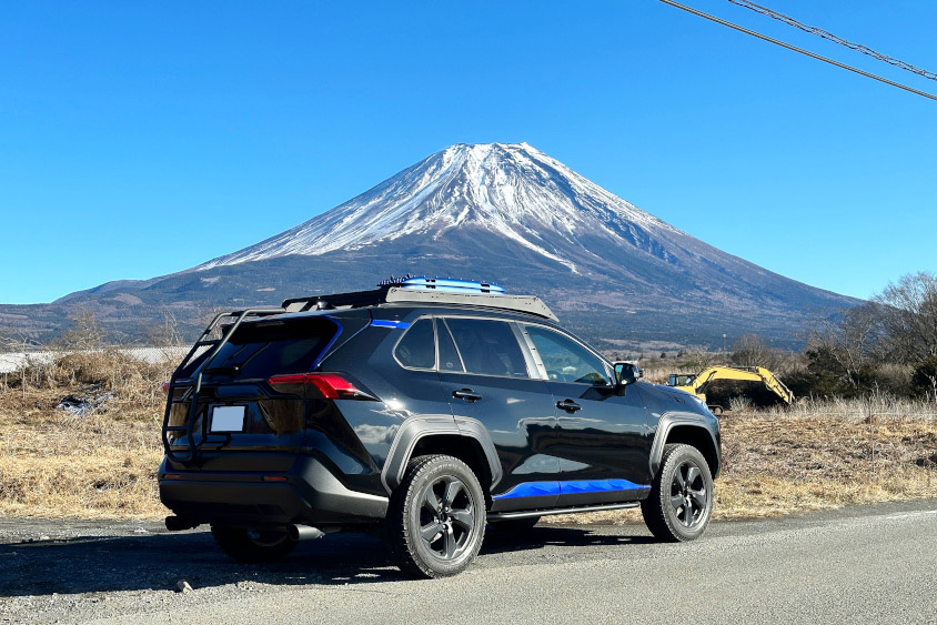 トヨタ・RAV4と富士山