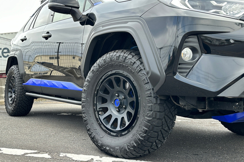 トヨタ・RAV4のホイールとサイドモール