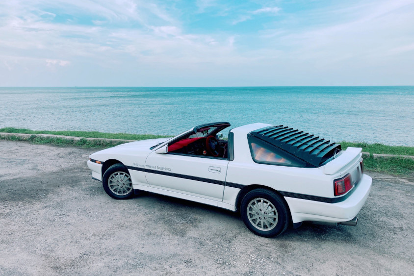 トヨタ・スープラ（GA70）と海