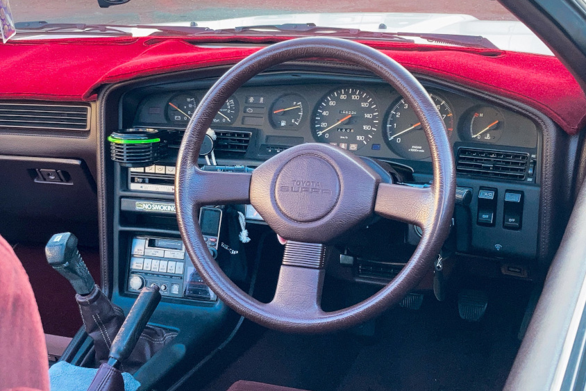 トヨタ・スープラ(GA70)の運転席