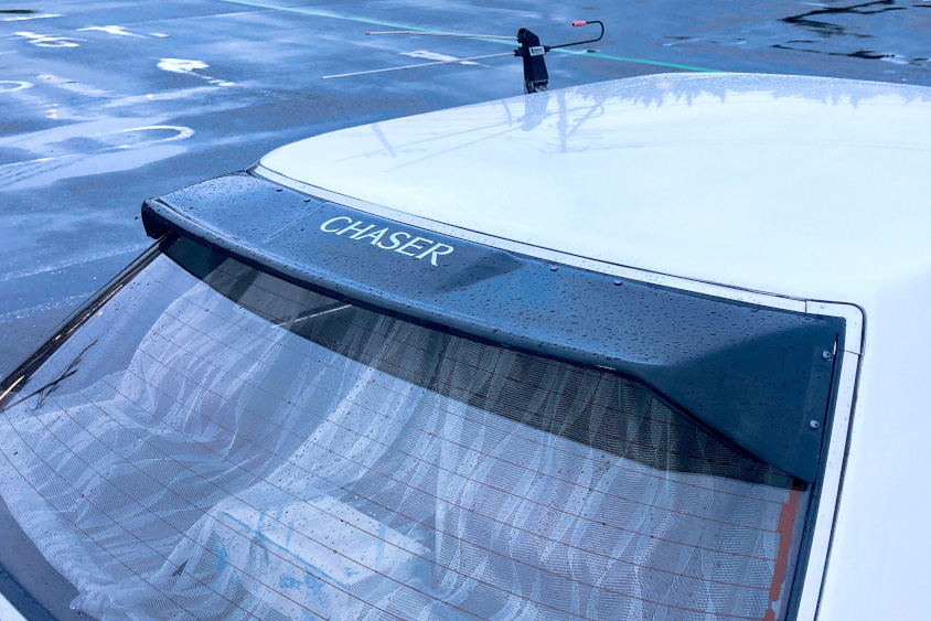 トヨタ・チェイサー（GX71）のルーフスポイラーのロゴ