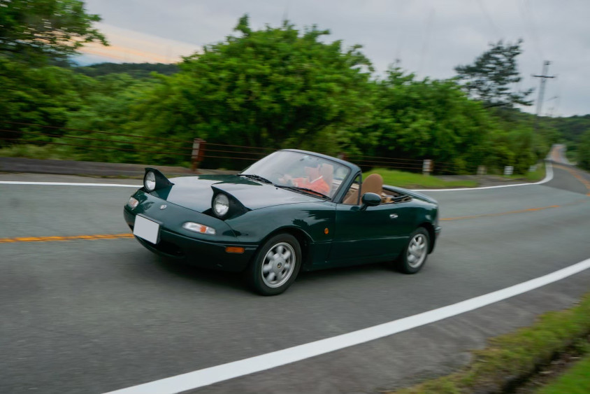 走行するユーノスロードスター Vスペシャル