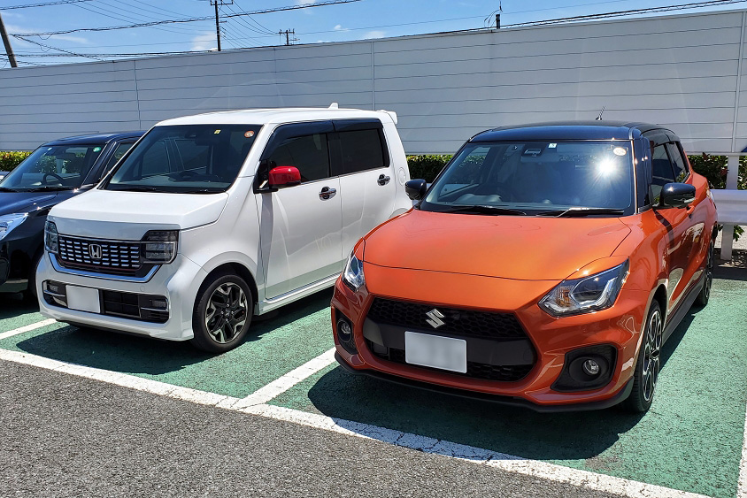 ホンダ　N-WGN（左）とスズキ スイフトスポーツ（右）