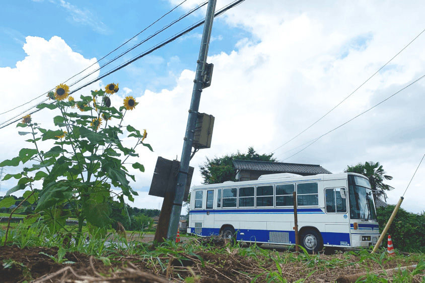 富士重工業8E（R18型E）バスと田舎の風景