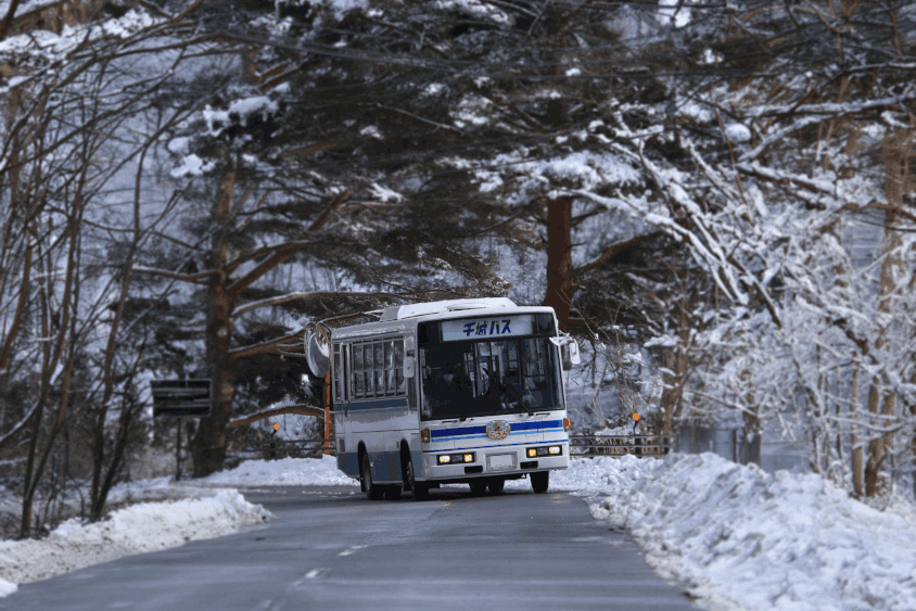 富士重工業8E（R18型E）バスと雪景色