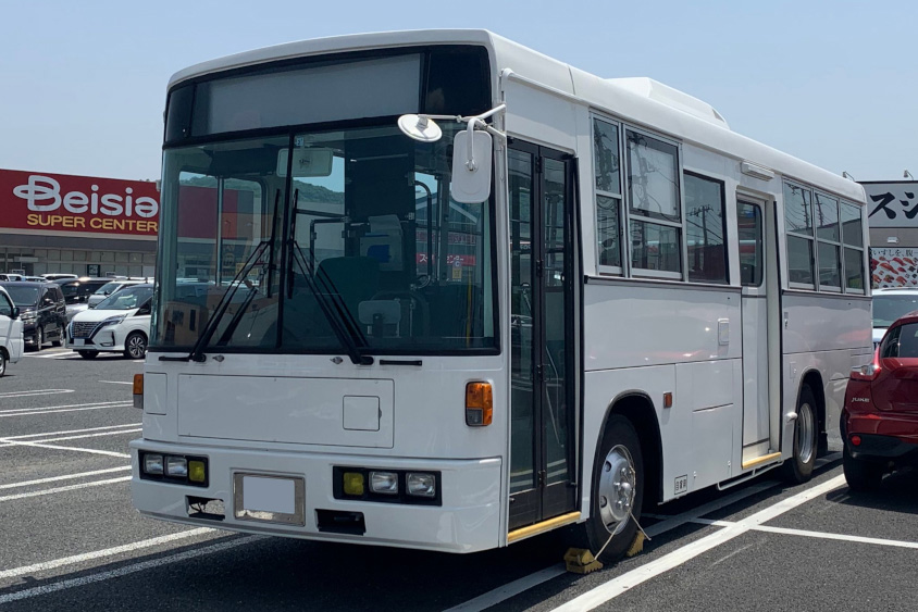 白く塗った富士重工業8E（R18型E）バス