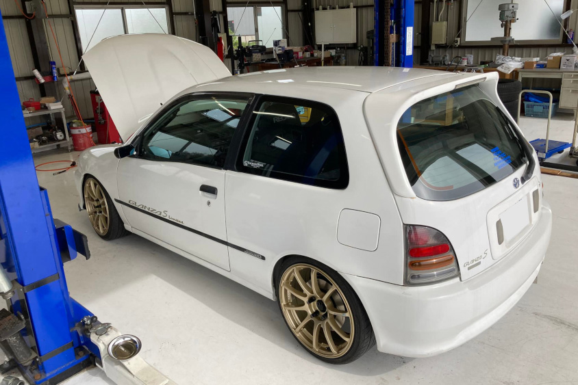 トヨタ・スターレット グランツァSとショップのガレージ