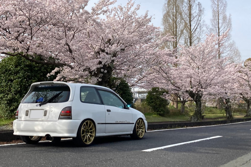 トヨタ・スターレット グランツァSと桜並木