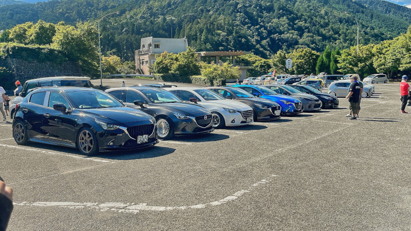 マツダ車のオフ会に参加するチカさんのデミオ