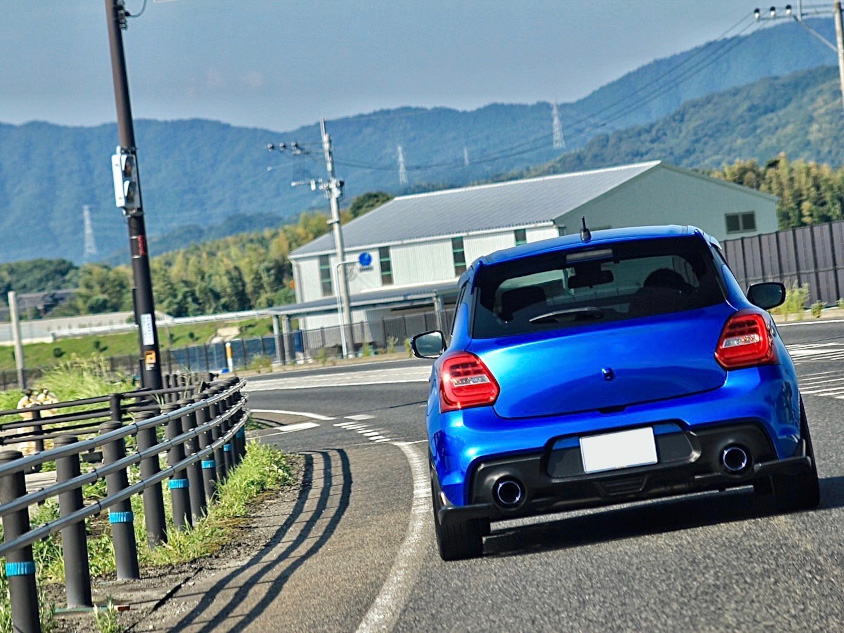 スズキ・スイフトスポーツの走行しているイメージ