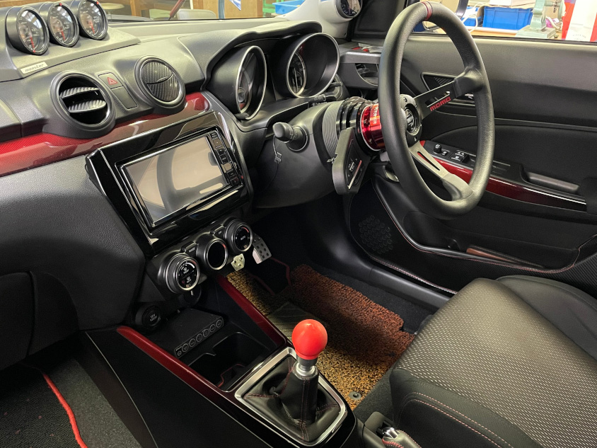 スズキ・スイフトスポーツの運転席