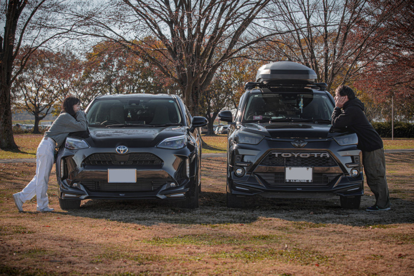 トヨタ・ヤリスクロスに乗るオーナーさんとライズに乗る彼氏さん