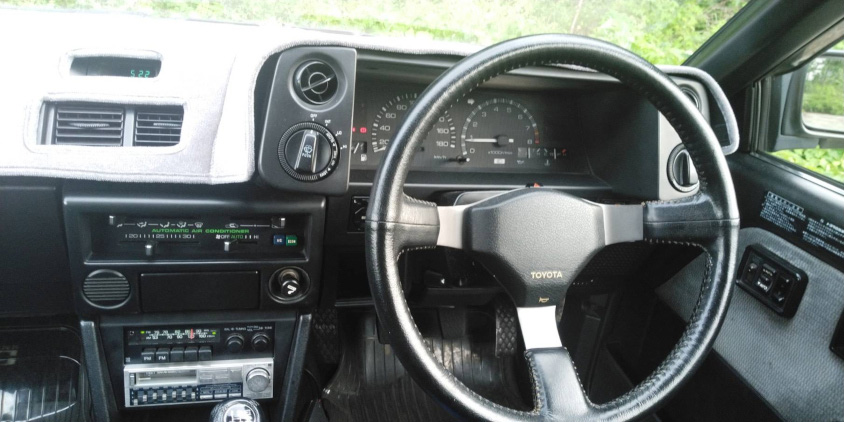 トヨタ・カローラレビンAE86の運転席