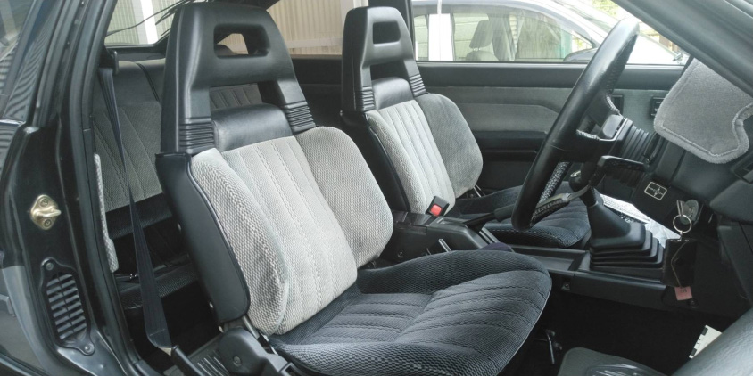 トヨタ・カローラレビンAE86のインテリア