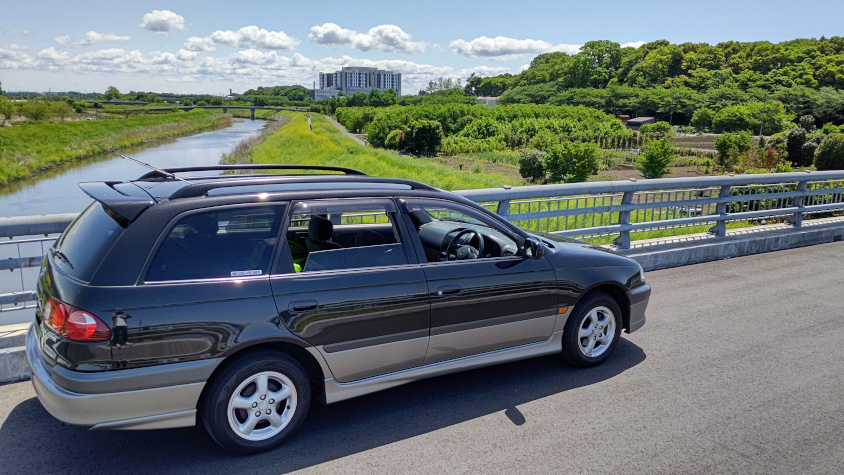 トヨタ・カルディナと川