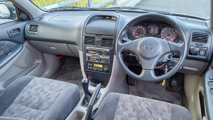 トヨタ・カルディナの運転席