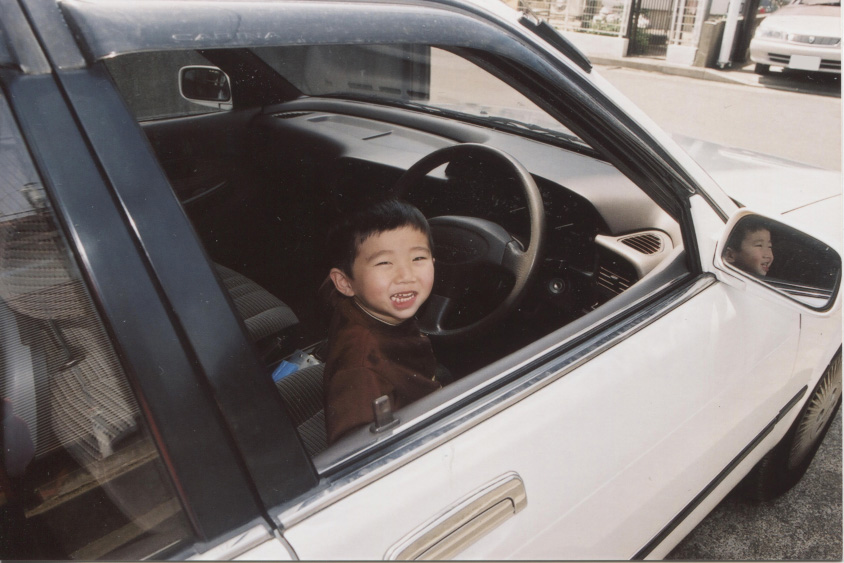 お父さんのカリーナの運転席に座るオーナーさん