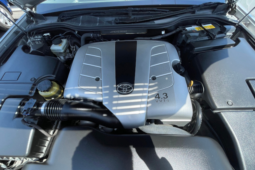 トヨタ・セルシオのエンジンルーム