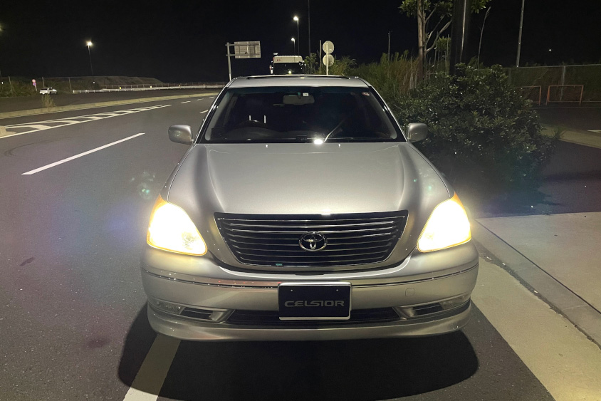 ヘッドライトの点いたトヨタ・セルシオ