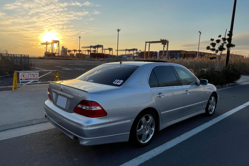トヨタ・セルシオと夕日