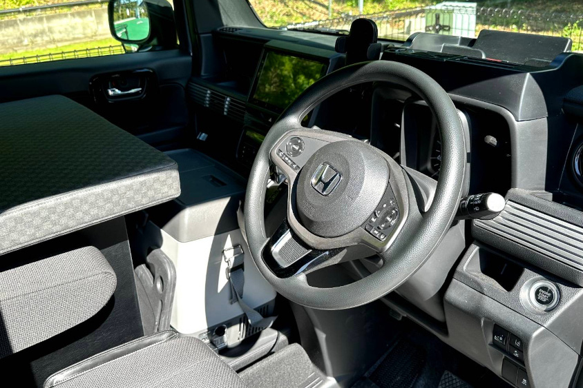 ホンダ・Nバン（N-VAN）の運転席