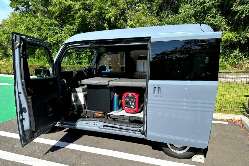 ホンダ・Nバン（N-VAN）のドアを開けた様子