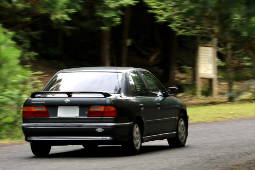 日産・プリメーラの走行シーン