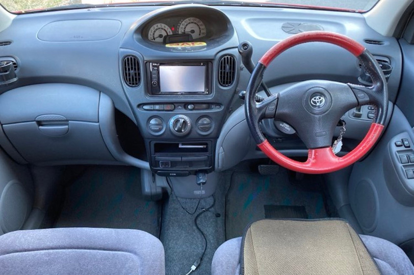 トヨタ・ファンカーゴの運転席