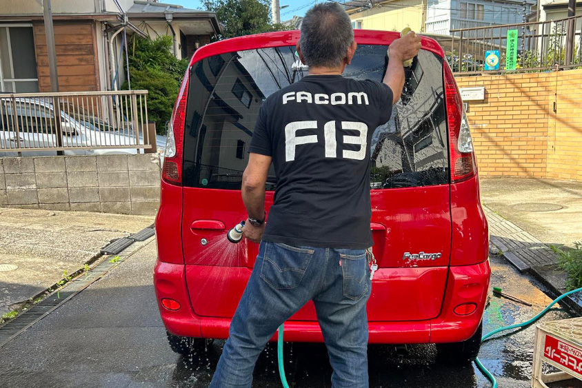 トヨタ・ファンカーゴを洗車するオーナーさん