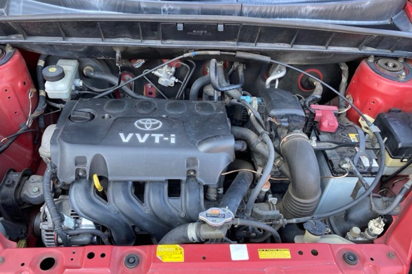 トヨタ・ファンカーゴのエンジンルーム