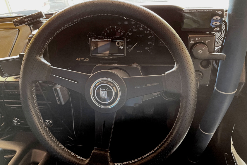 トヨタ・MR2に装着するナルディのステアリング