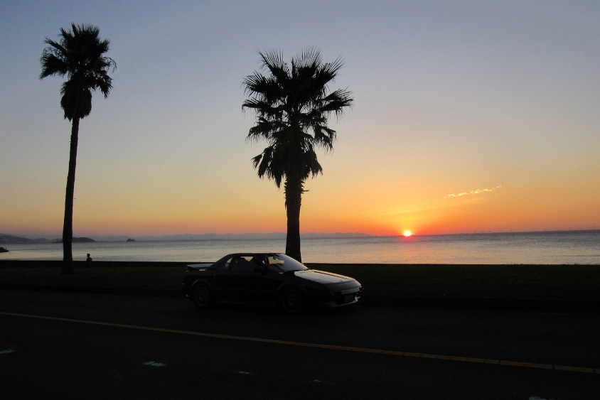 トヨタ・MR2と朝焼け