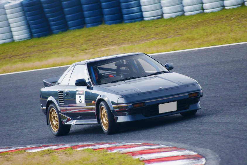 サーキットを走るトヨタ・MR2