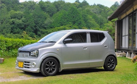 足車として購入したはずなのに、沼にハマって6年。スズキ・アルトと過ごすカーライフ