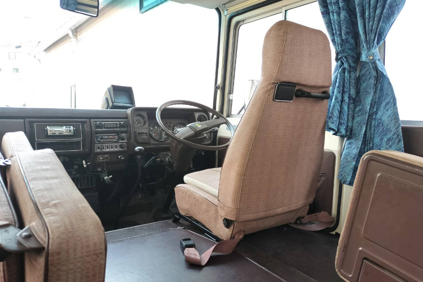 三菱ふそうトラック・バス　ローザの運転席