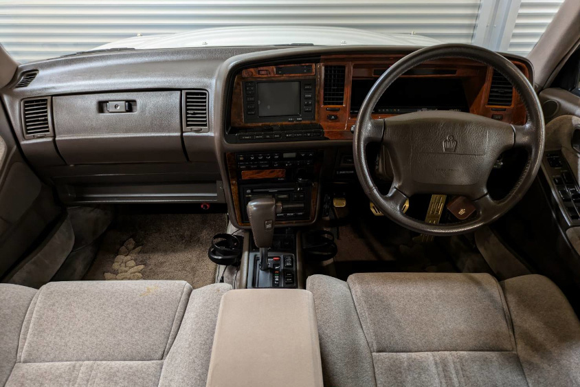 トヨタ・クラウン(130系)の運転席