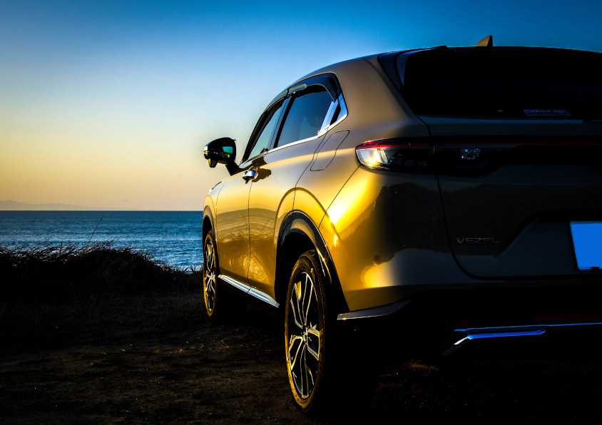 ホンダ・ヴェゼルと海と夕暮れ