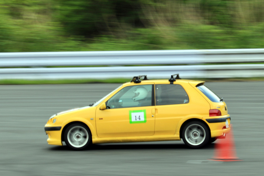 サーキットを走るプジョー106