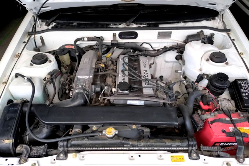 トヨタ・スプリンタートレノ（AE86）のエンジンルーム