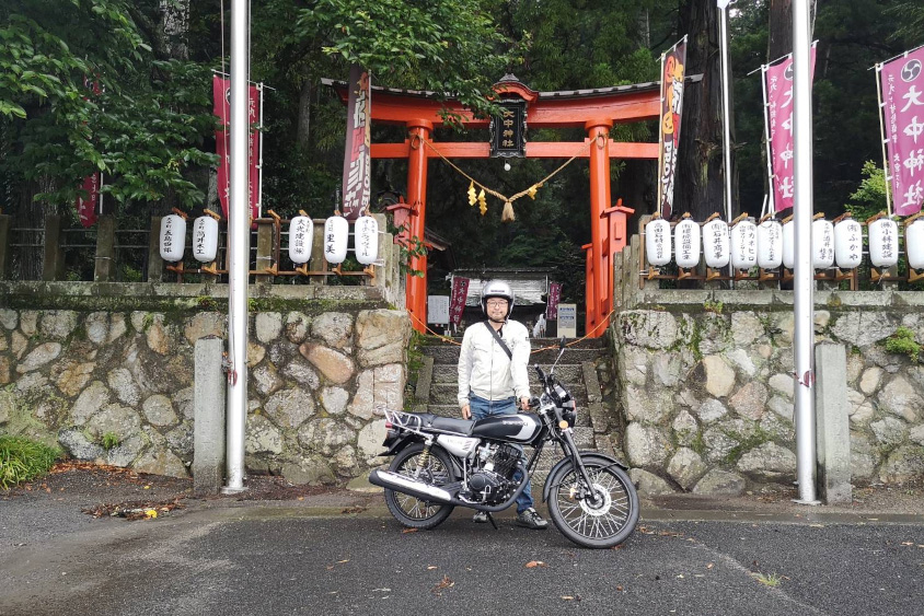 鳥居の前にいるバイクとオーナーさん