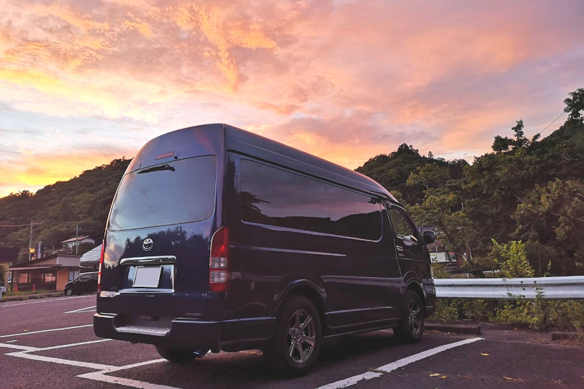 トヨタ・ハイエースと夕暮れ
