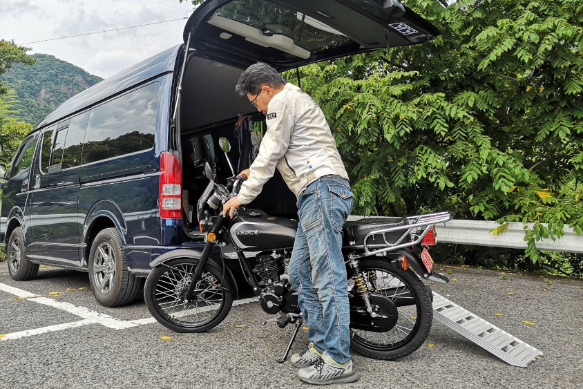トヨタ・ハイエースにバイクを積んでいるところ