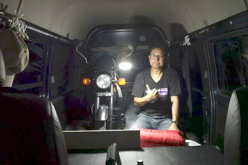 トヨタ・ハイエースでバイクと車中泊するオーナーさん