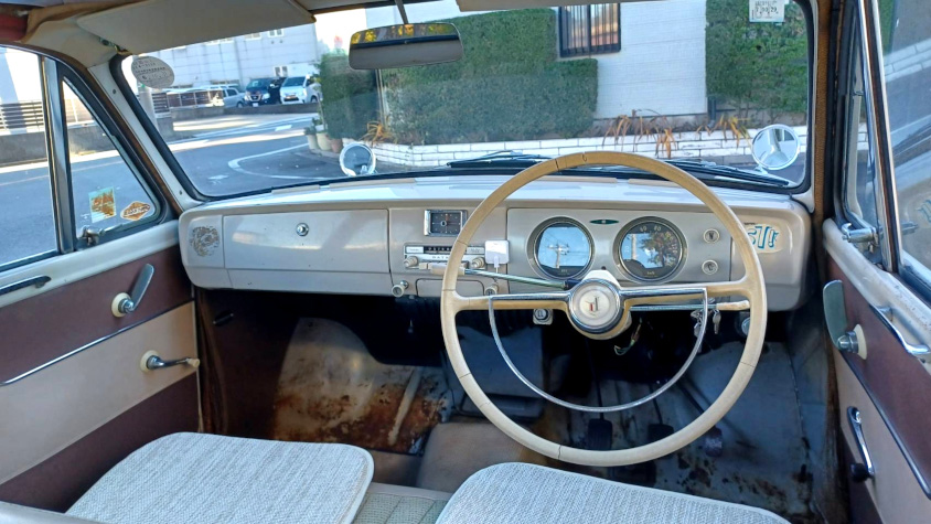 日産・ブルーバード（初代）の運転席